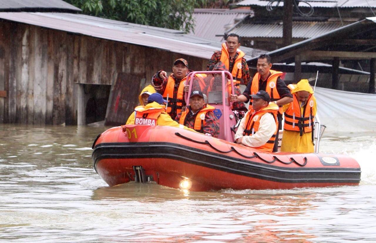 6.1m RIB in flood